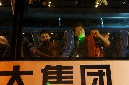 حافلة لاعبي فريق سيئول الكوري تتعرض لهجوم بالليزر من الجماهير الصينية