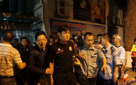 الشرطة الصينية تحمي مدرب سيئول الكوري تشوي يونج سو من الجماهير الصينية