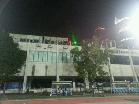 الجماهير الصينية توجه أشعة الليزر إلى لاعبو الفريق في تدريب أمس الخميس