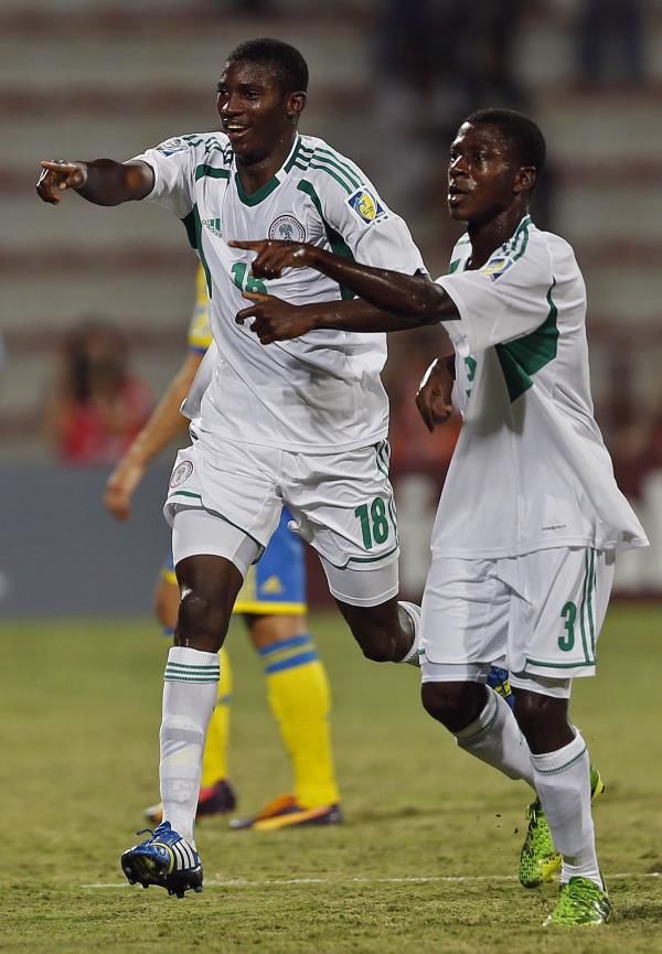 تايو أنيي (يسارا) رقم 18 