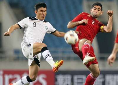 أحمد الصالح "إلى اليمين" بقميص المنتخب السوري