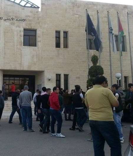 جماهير تقف امام مقر الإتحاد بحثا عن شراء التذاكر