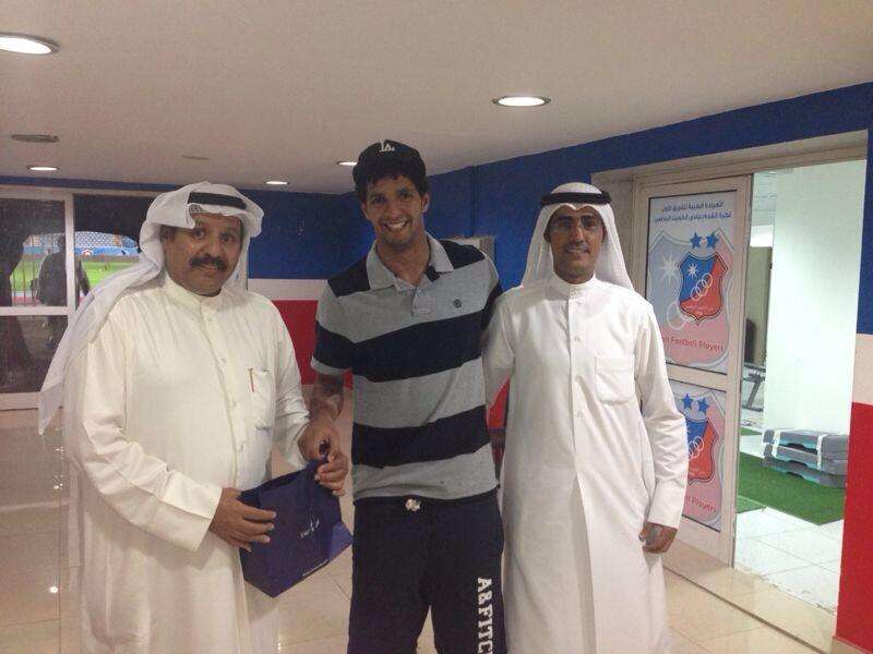 الحويل يكرم جمعة في حضور الهاجري نائب رئيس الجهاز الاداري بنادي الكويت