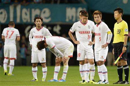 حزن لاعبي فريق جوبيلو بعد ضمان هبوطهم للدرجة الثانية