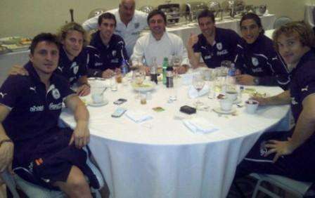 الطباخ ألدو مع عدد من لاعبي منتخب اوروجواي 