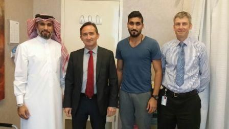 محمد الطيب مع عبد الرزاق والاطباء في مستشفي اسبيتار بالدوحة