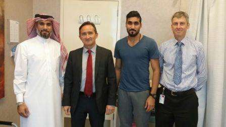 محمد الطيب مع عبد الرزاق والاطباء في مستشفي اسبيتار بالدوحة