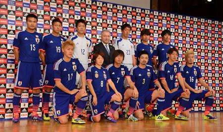 المنتخب الياباني بالقميص الجديد في المؤتمر الصحفي  