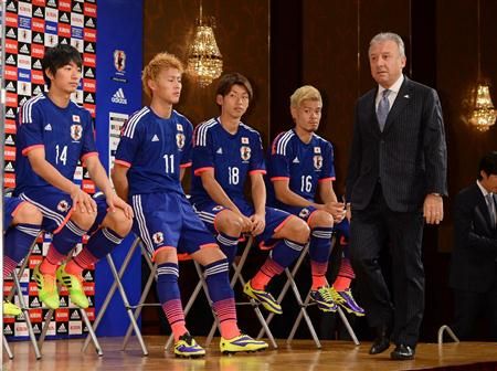 المدرب زاكيروني مع لاعبي المنتخب الياباني في المؤتمر الصحفي