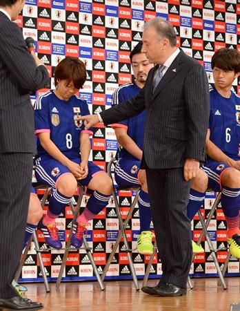 زاكيروني يشاهد قميص منتخب السيدات التي ارتدته اللاعبة آيا مياما