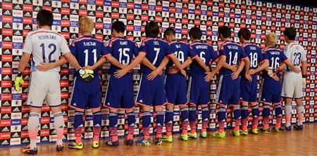 لاعبو منتخب اليابان للرجال مع القميص الجديد