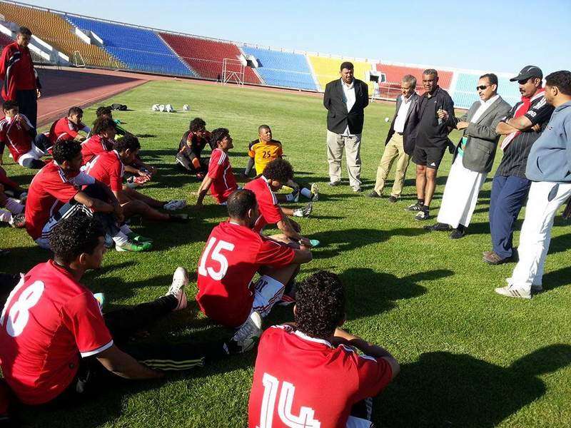 الخميسي يتحدث الى المنتخب اليمني بحضور الاطارين الفني والاداري