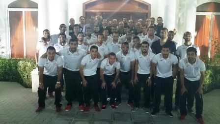 منتخب لبنان مع القائم بالأعمال في البحرين إبراهيم عساف