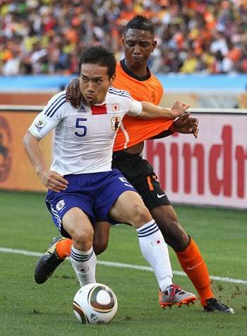 يوتو ناجاتومو ضد منتخب هولندا في كأس العالم 2010 بجنوب أفريقيا