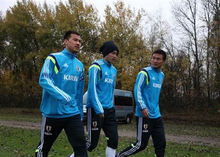 من اليمين ياسويوكي كونو واتسوتو اوتشيدا وشينجي اوكازاكي بعد نهاية التدريب