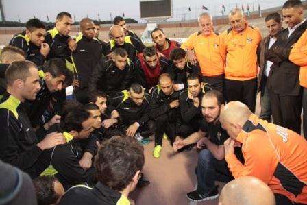 الأمير علي يتحدث للاعبين والجهاز الفني 