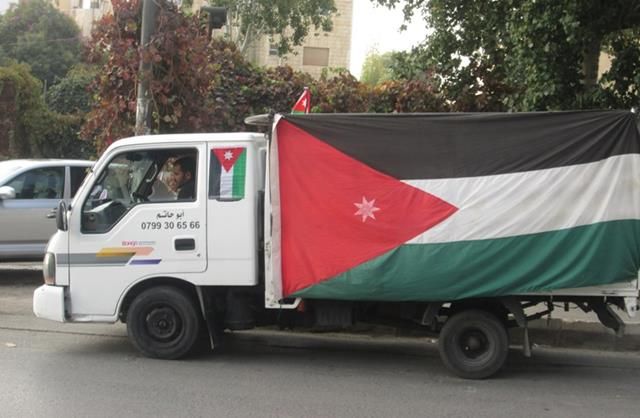 سيارات مغطاة بإعلام الأردن