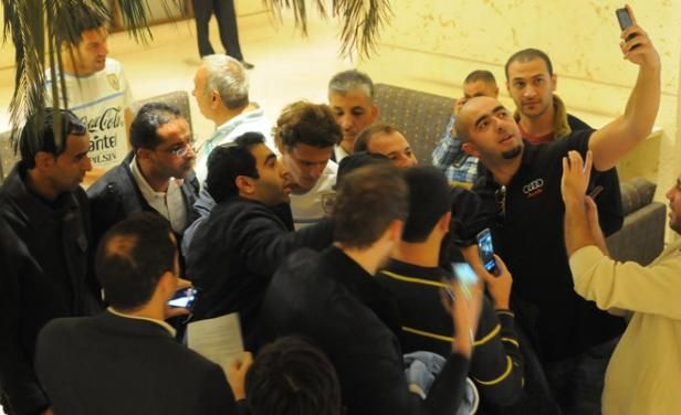  عدد من المعجبين يلتقطون الصور لمنتخب اوروجواي داخل الفندق