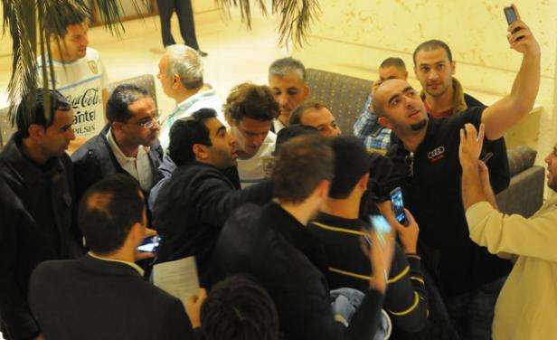 عدد من المعجبين يلتقطون الصور لمنتخب اوروجواي داخل الفندق
