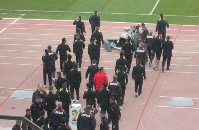 لحظة دخول النشامى أرض الملعب