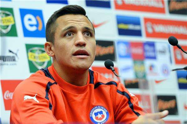 أليكسيس خلال تصريحاته عقب مران اليوم