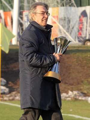 لقطة أرشيفية للكأس وهو في يد ماسيمو موراتي رئيس إنترميلان الإيطالي