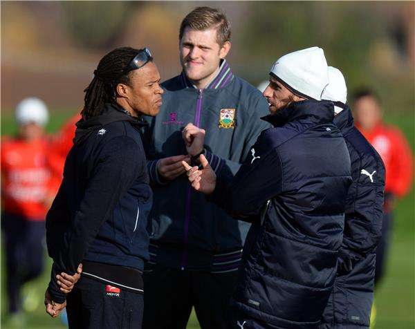 ديفيدز (يسار) خلال حضور مران المنتخب التشيلي