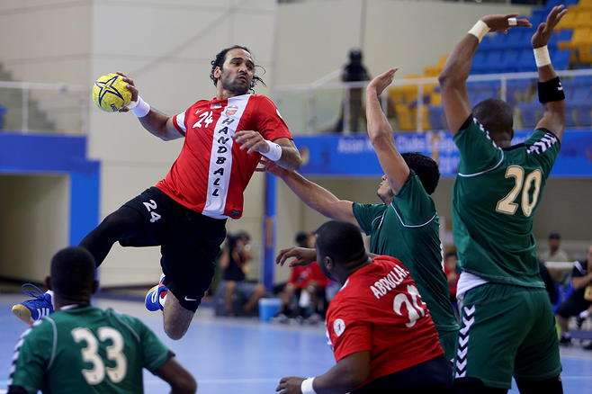 المصري حسين زكي لاعب الاهلي الاماراتي يضرب بقوه في مرمي اهلي جدة 