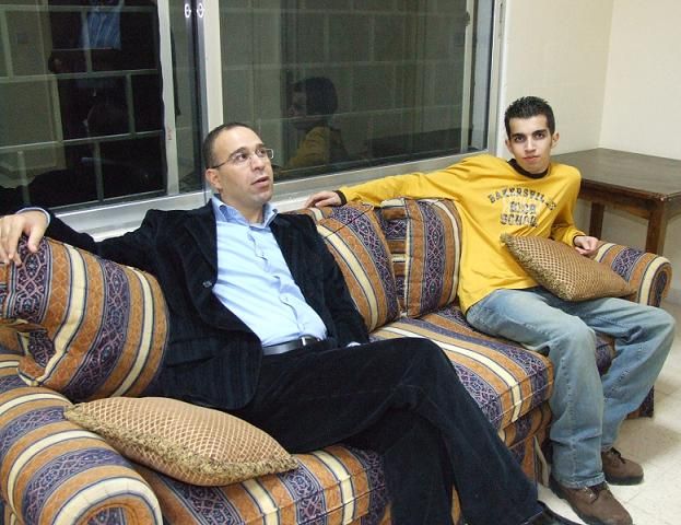 الشوالي بنادي شباب الاردن والى جانبه مشرف الاوائل خالد ايوب