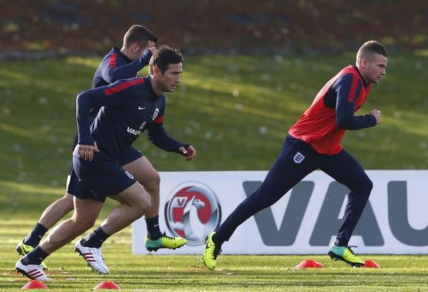 لامبارد (يسار) خلال تدريبات المنتخب مساء الأربعاء