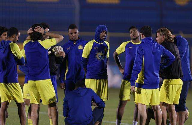 كارينيو يتحدث للاعبيه في بداية تدريب اليوم