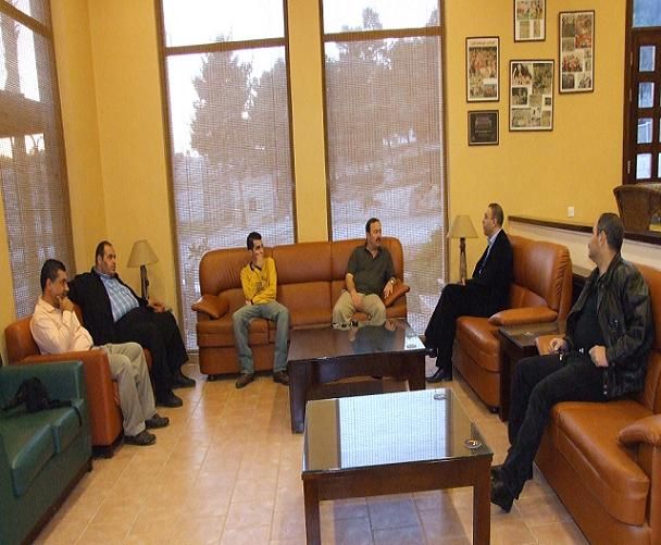 مشرفين واعضاء منتدى  كووورة ومعالي سليم خير والشوالي اثناء الحديث
