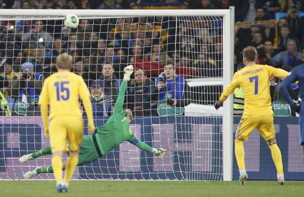 2013-11-15t221921z_573404630_lr1e9bf1pzy9v_rtrmadp_3_soccer-world_reuters