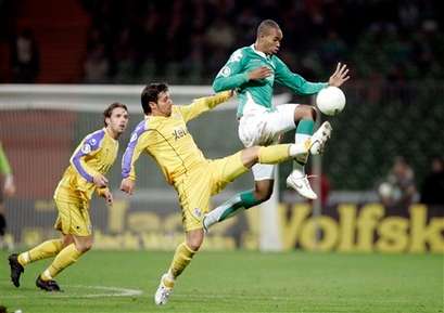 لاعب بريمن نالدو في محاولة للسيطرة على الكرة