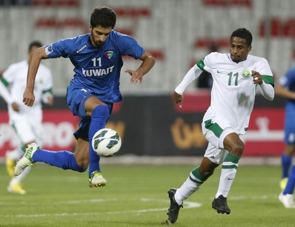 ناصر الشمراني "إلى اليمين" في لقاء سابق للأخضر السعودي مع الكويت