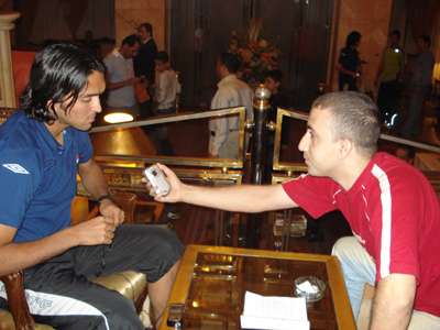 نشأت اكرم اثناء المقابلة مع مشرف كووورة سيف العمران