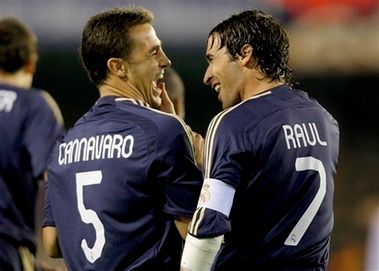 راؤول يضحك مع كانافارو بعد الهدف الأول