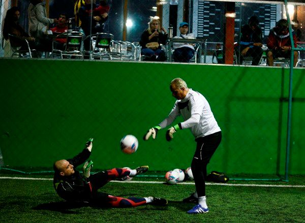 شفيع يتلقى تدريباته في ملعب متواضع
