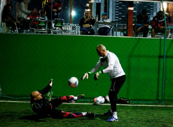 شفيع يتلقى تدريباته في ملعب متواضع