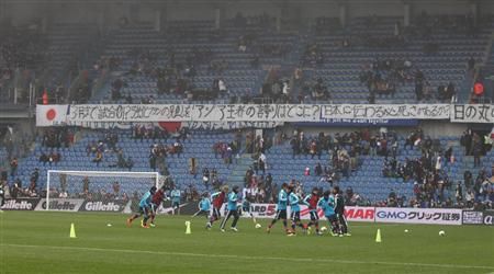 اللافتات العملاقة التي توبخ المنتخب الياباني في ستاد كريستال ارينا 