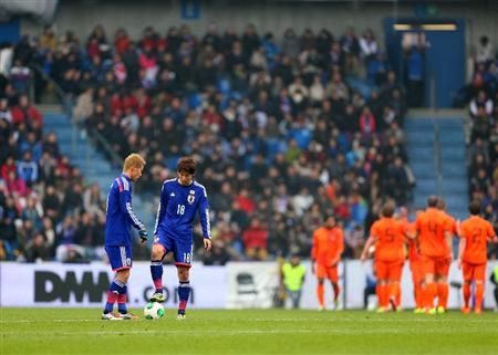 كيسوكي هوندا ( يسار ) مع المهاجم يويا اوساكو في مواجهة هولندا