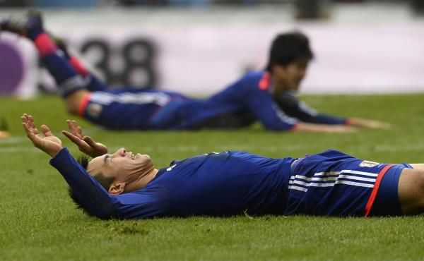 شينجي اواكازاكي عند إضاعته إحدى الفرص المحققة للتسجيل