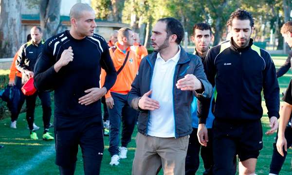 الأمير علي يتحدث مع شفيع بعد التدريب