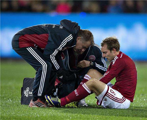 كريستيان اريكسن بعد الإصابة في المباراة