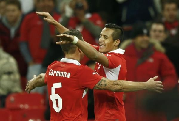 سانشيز لدى احتفاله بالهدف الثاني في شباك إنجلترا