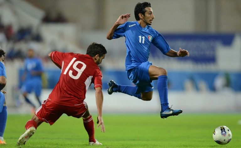 لاعب الكويت سيف الحشان يمر من مدافع لبنان