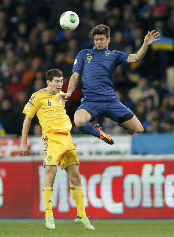 جيرو في صراع هوائي خلال مباراة الذهاب