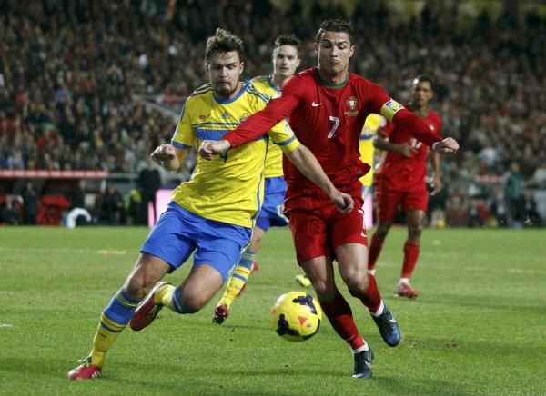 2013-11-15t215301z_1862396604_lr1e9bf1os391_rtrmadp_3_soccer-world_reuters