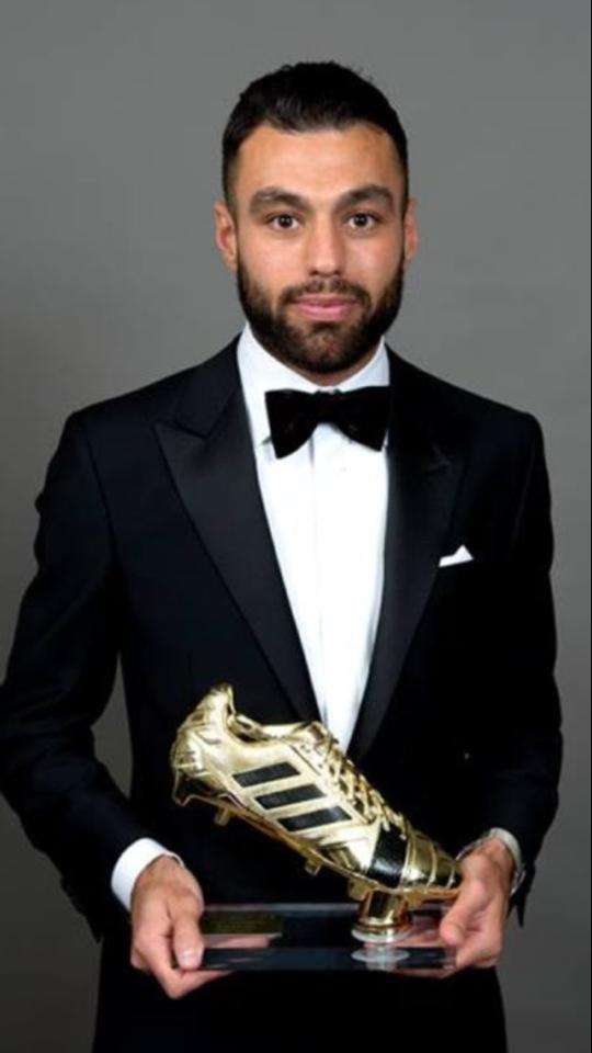 خليلي يحمل الحذاء الذهبي