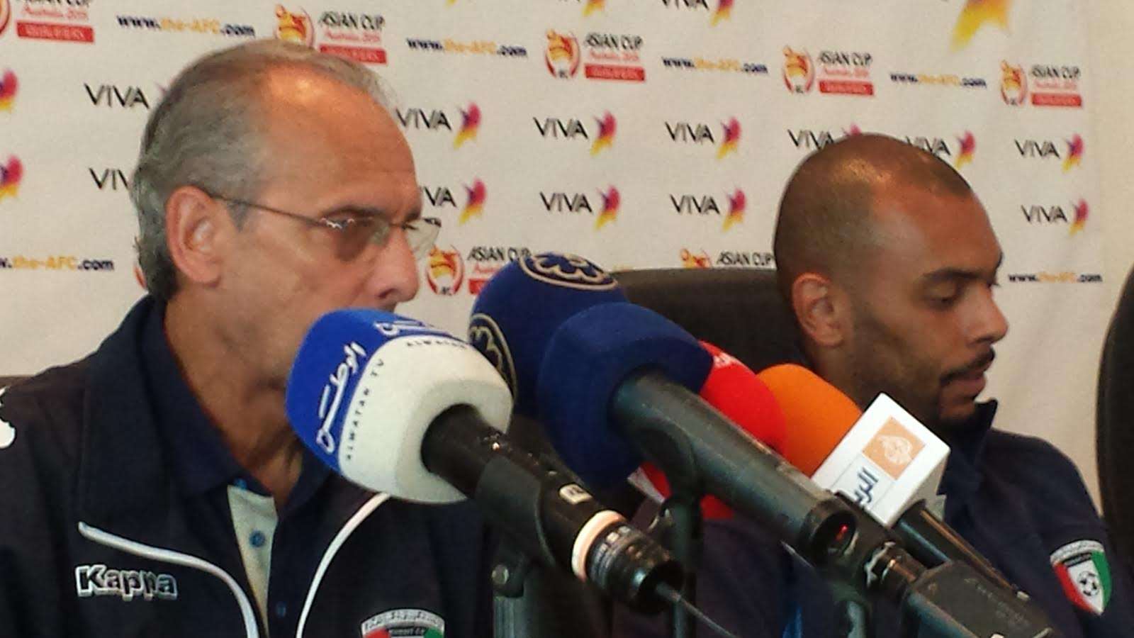  فييرا مع قائد المنتخب الكويتي جراح العتيقي في المؤتمر الصحفي